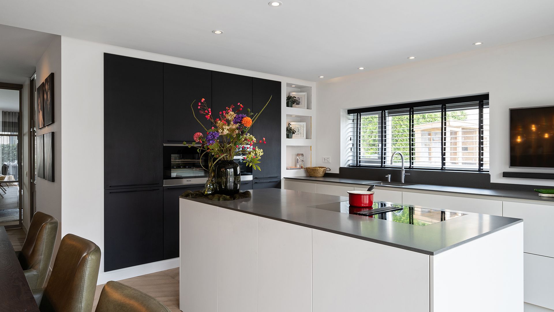 SANTOS. Greeploze eiland keuken met hoge kastenwand.